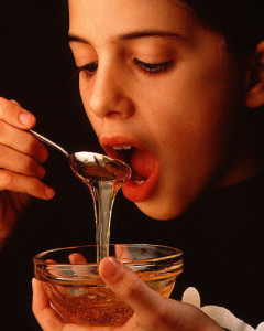 Young_girl_eating_honey