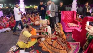 201612271313434457_a-diamond-trader-gets-700-daughters-married_secvpf