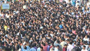 jayalalithaa-rajaji-hall-shaken-by-flood-of-people_secvpf