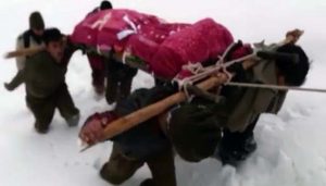 201702032059339680_50-km-snow-Kashmir-between-the-mother-body-soldier-carrying_SECVPF
