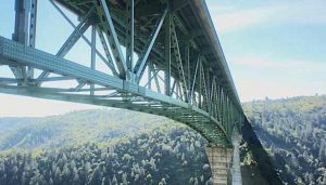 201704071142291017_Woman-Falls-Off-Tallest-California-Bridge-While-Taking_SECVPF
