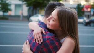 202108251353434519_Tamil_News_hug-Excitement-and-heated-discussion_SECVPF